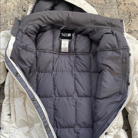 The North Face Women's White Puffer Coat - Picture 9 of 12